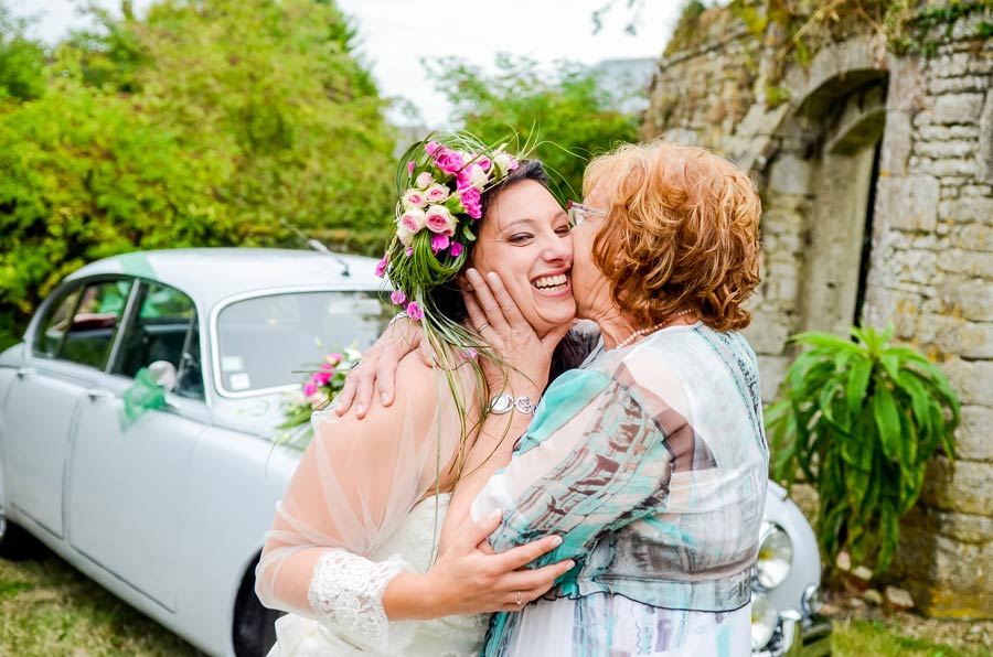 photo de mariage avec beaucoup d'émotion dans la manche en Normandie prés de Caen calvados