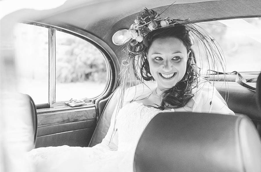 photo de mariage avec beaucoup d'émotion dans la manche en Normandie prés de Caen calvados