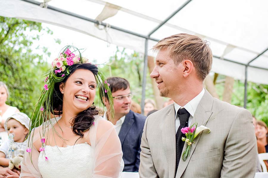 photo de mariage avec beaucoup d'émotion dans la manche en Normandie prés de Caen calvados