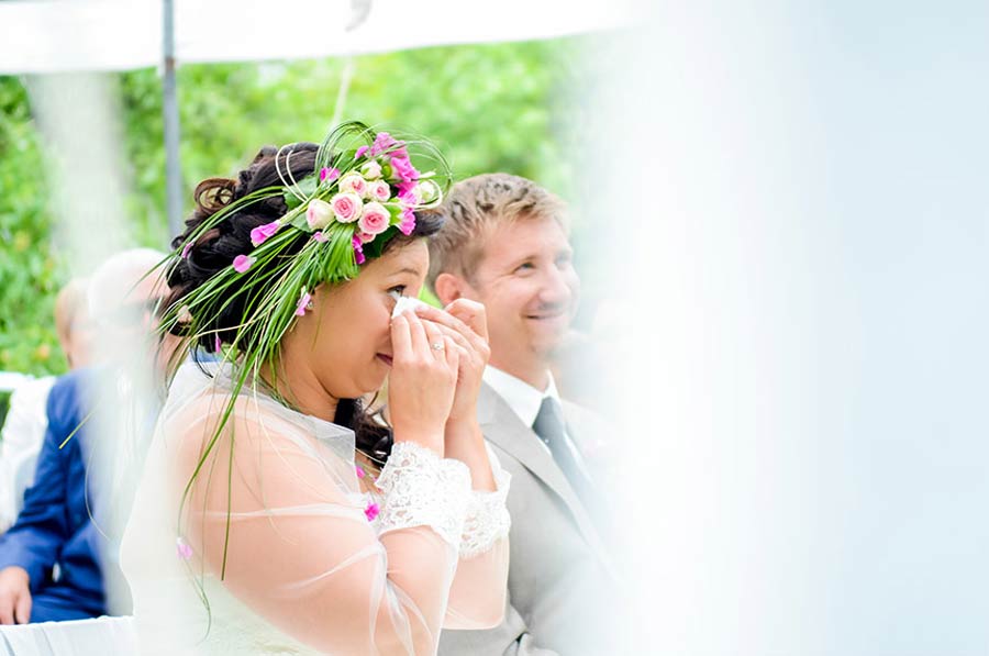 photo de mariage avec beaucoup d'émotion dans la manche en Normandie prés de Caen calvados