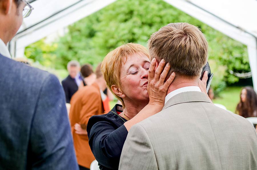 photo de mariage avec beaucoup d'émotion dans la manche en Normandie prés de Caen calvados