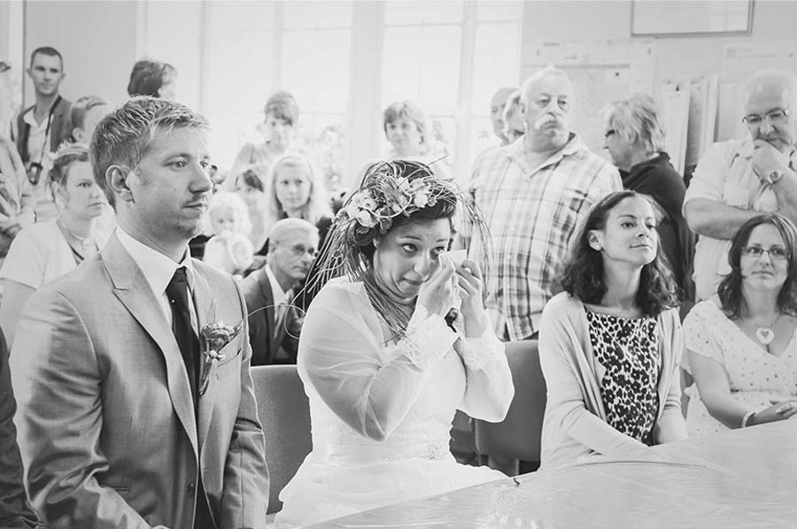 photo de mariage avec beaucoup d'émotion dans la manche en Normandie prés de Caen calvados