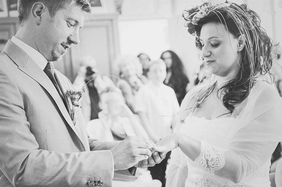 photo de mariage avec beaucoup d'émotion dans la manche en Normandie prés de Caen calvados