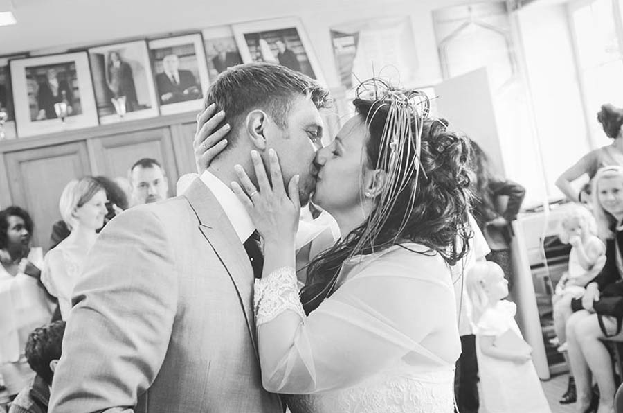 photo de mariage avec beaucoup d'émotion dans la manche en Normandie prés de Caen calvados