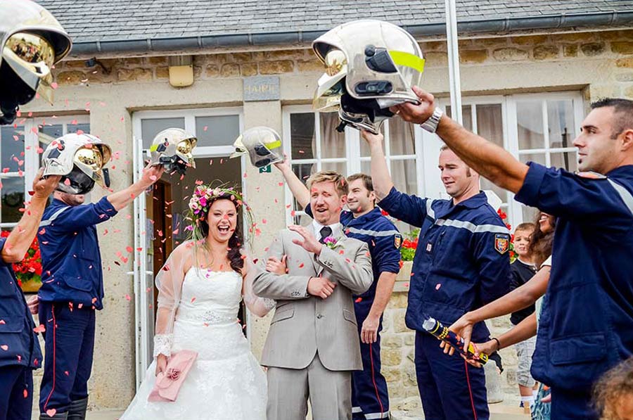 photo de mariage avec beaucoup d'émotion dans la manche en Normandie prés de Caen calvados