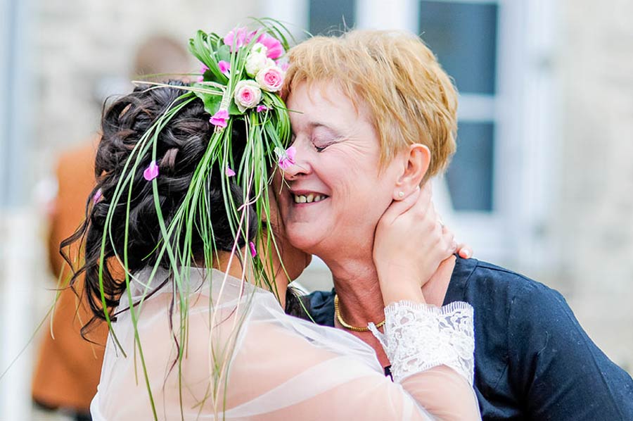 photo de mariage avec beaucoup d'émotion dans la manche en Normandie prés de Caen calvados