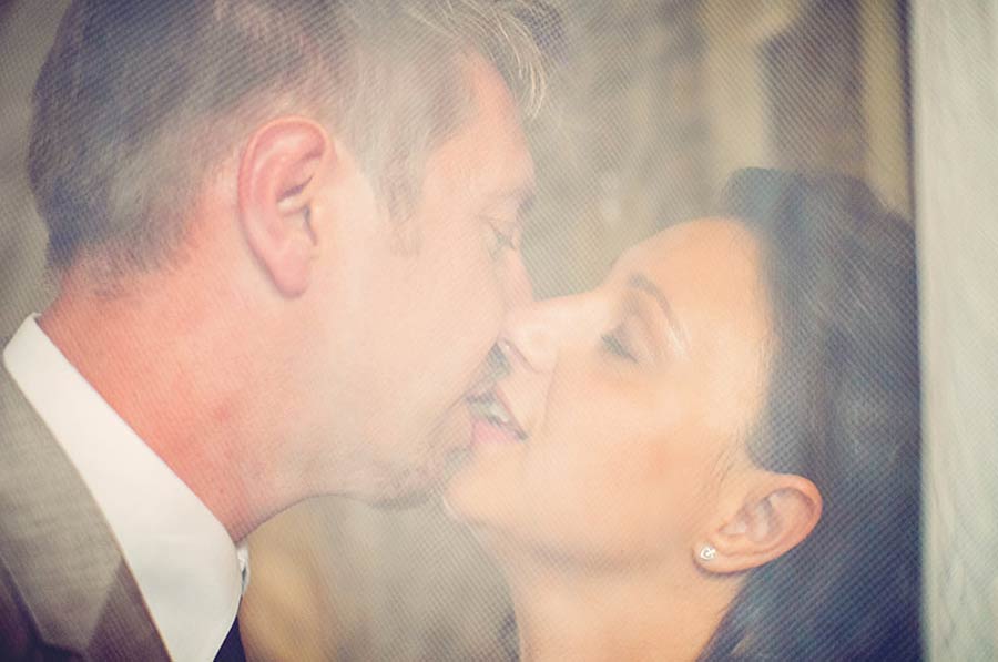 photo de mariage avec beaucoup d'émotion dans la manche en Normandie prés de Caen calvados