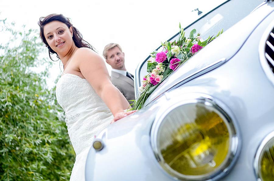 photo de mariage avec beaucoup d'émotion dans la manche en Normandie prés de Caen calvados