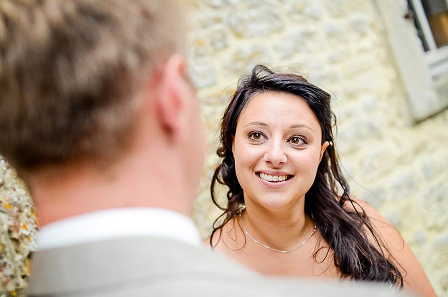 photo de mariage avec beaucoup d'émotion dans la manche en Normandie prés de Caen calvados