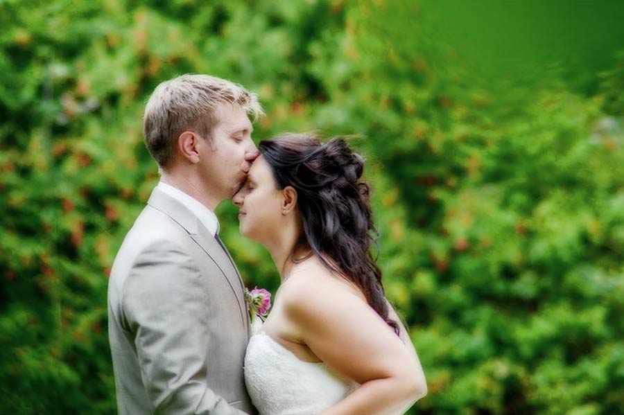 photo de mariage avec beaucoup d'émotion dans la manche en Normandie prés de Caen calvados