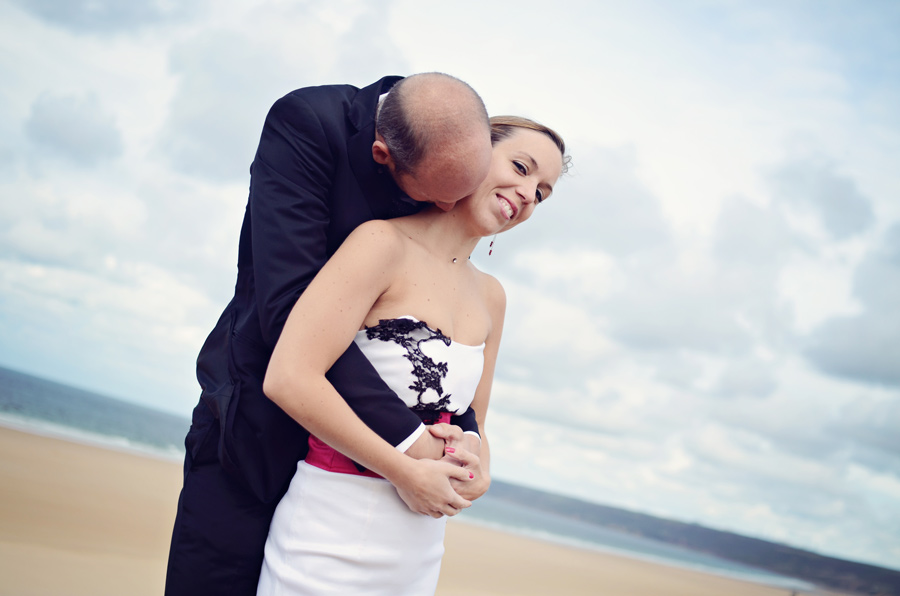 Séance photo en amoureux après mariage, réaliser dans les dune de biville en Normandie 