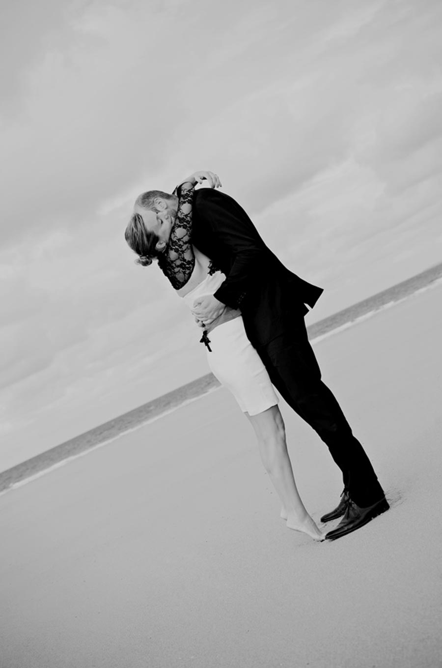 Séance photo en amoureux après mariage, réaliser dans les dune de biville en Normandie 