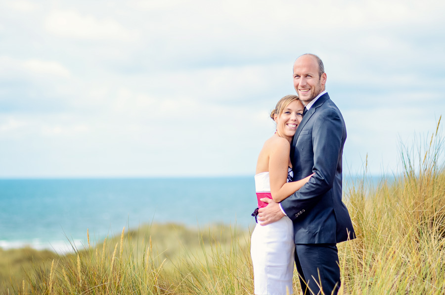 Séance photo en amoureux après mariage, réaliser dans les dune de biville en Normandie 