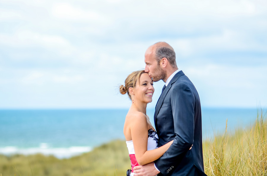 Séance photo en amoureux après mariage, réaliser dans les dune de biville en Normandie 