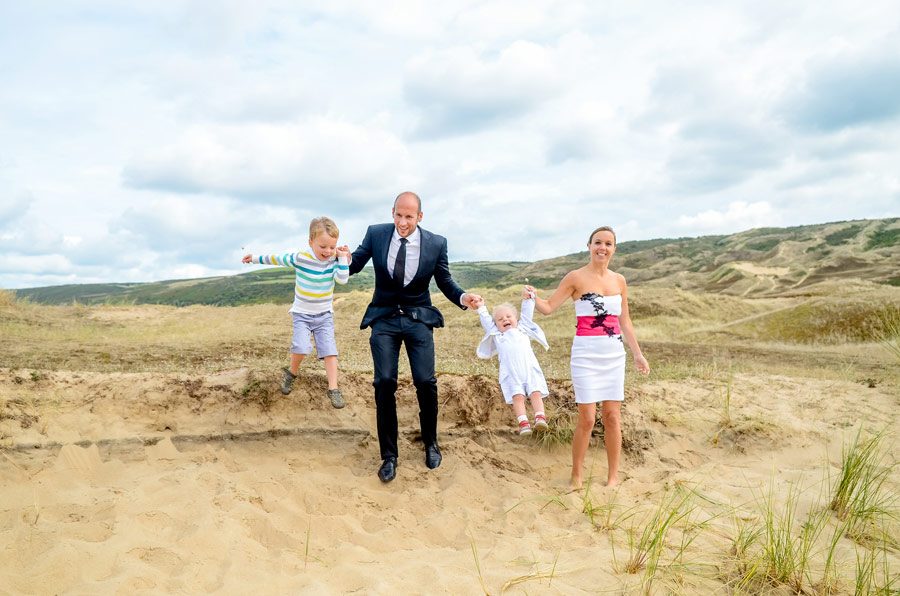 Séance photo en amoureux après mariage, réaliser dans les dune de biville en Normandie 