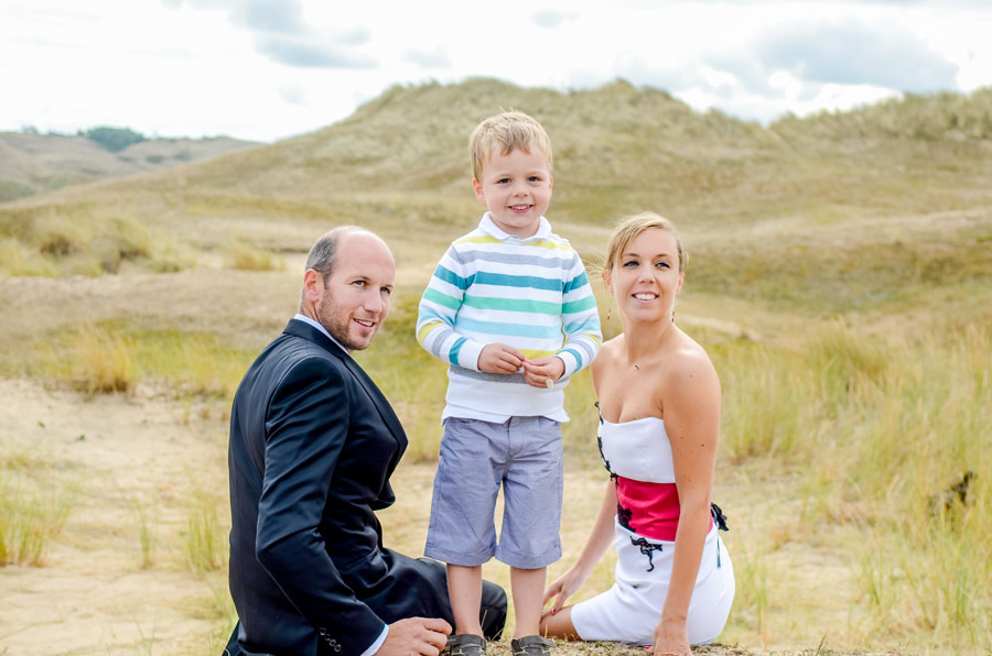 Séance photo en amoureux après mariage, réaliser dans les dune de biville en Normandie 