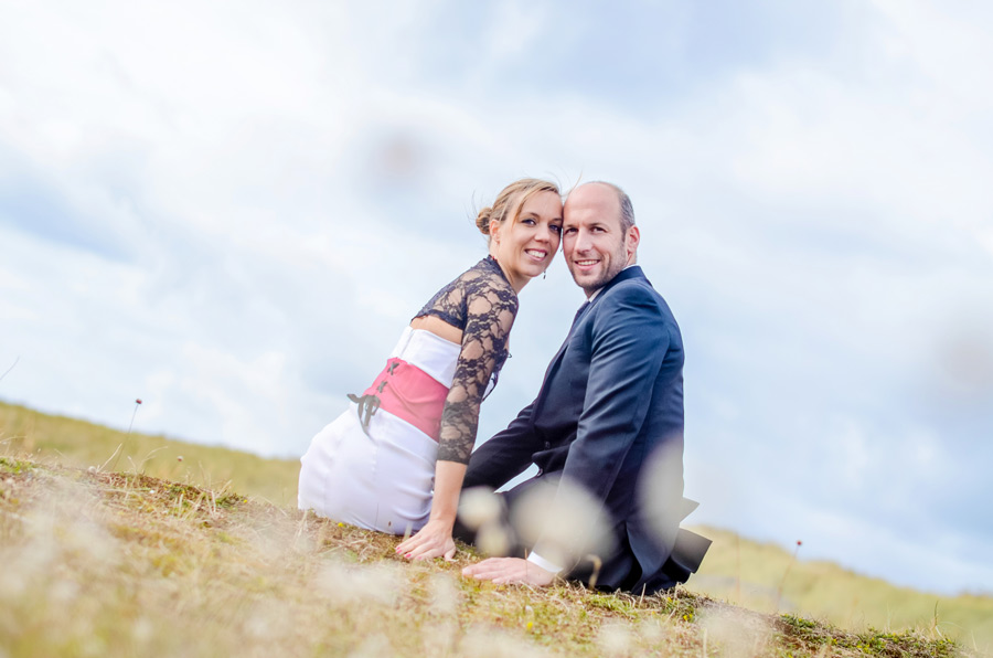Séance photo en amoureux après mariage, réaliser dans les dune de biville en Normandie 