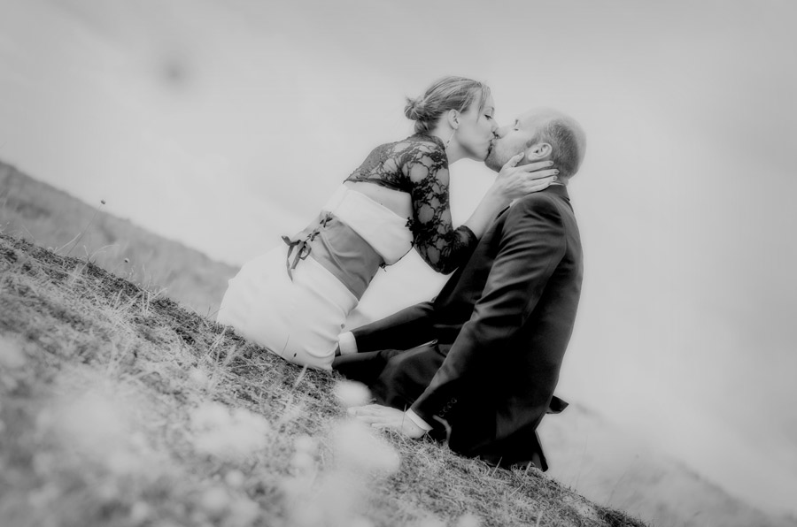 Séance photo en amoureux après mariage, réaliser dans les dune de biville en Normandie 