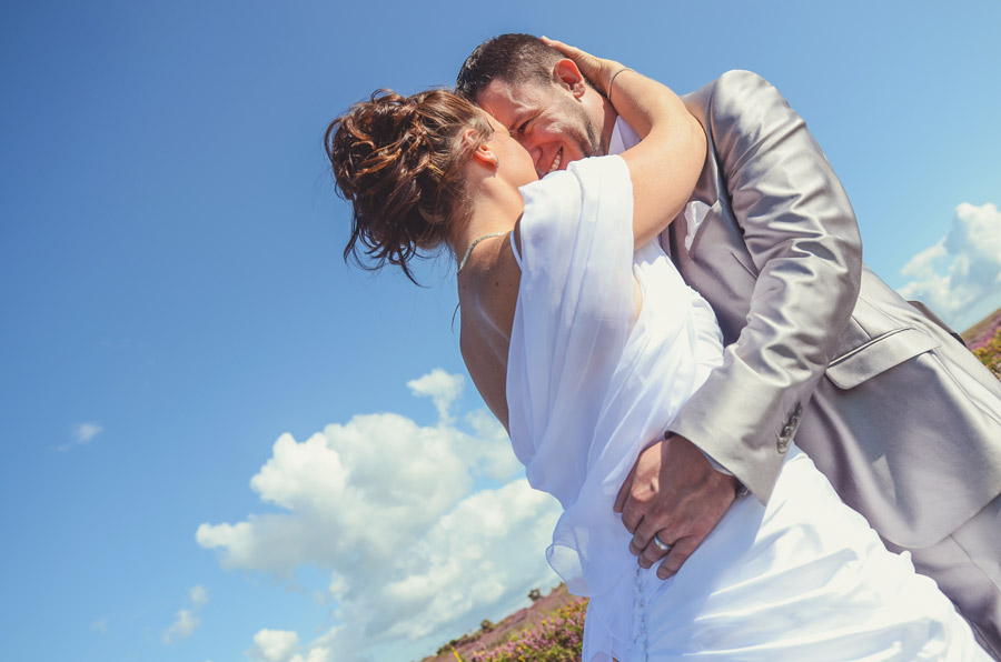 Photo trash the dress en Normandie, dans la manche au bord de la mer, image d'amoureux