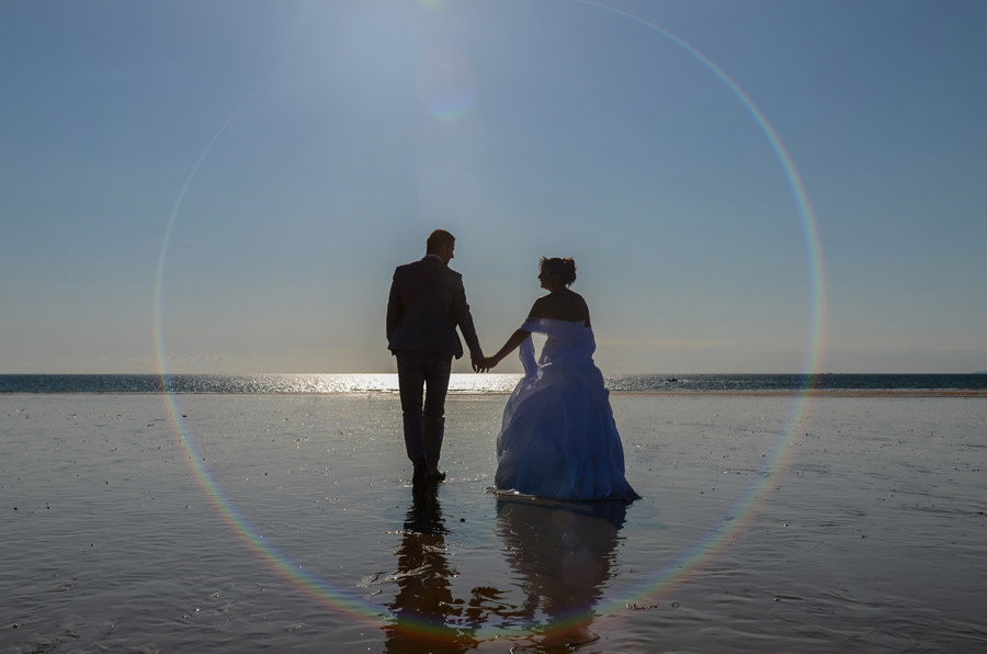 Photo trash the dress en Normandie, dans la manche au bord de la mer, image d'amoureux