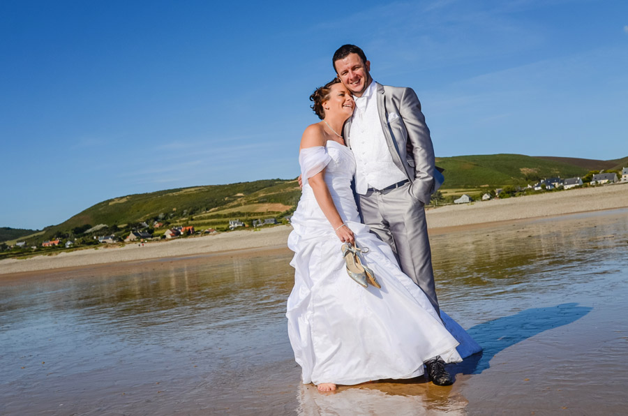 Photo trash the dress en Normandie, dans la manche au bord de la mer, image d'amoureux