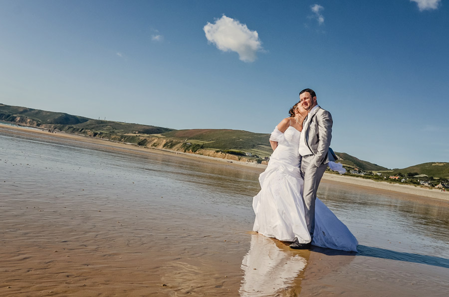 Photo trash the dress en Normandie, dans la manche au bord de la mer, image d'amoureux