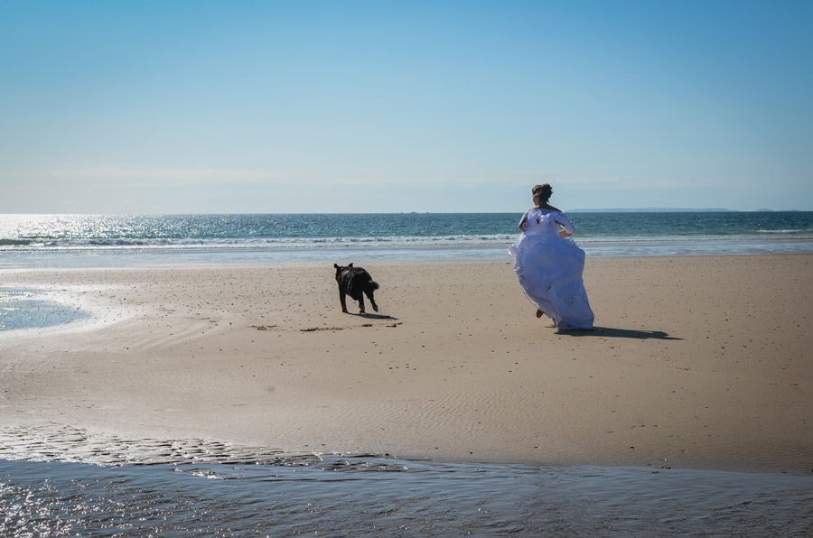 Photo trash the dress en Normandie, dans la manche au bord de la mer, image d'amoureux