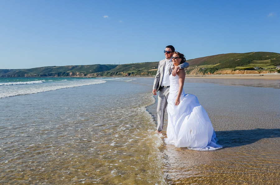 Photo trash the dress en Normandie, dans la manche au bord de la mer, image d'amoureux