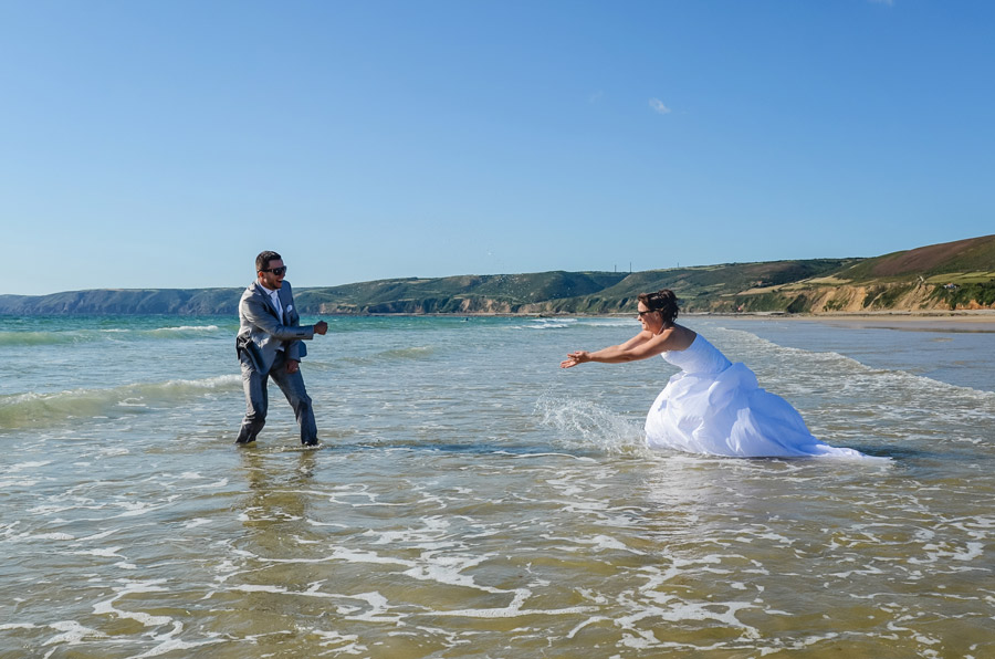 Photo trash the dress en Normandie, dans la manche au bord de la mer, image d'amoureux