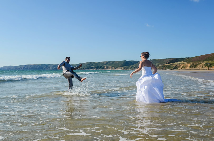 Photo trash the dress en Normandie, dans la manche au bord de la mer, image d'amoureux