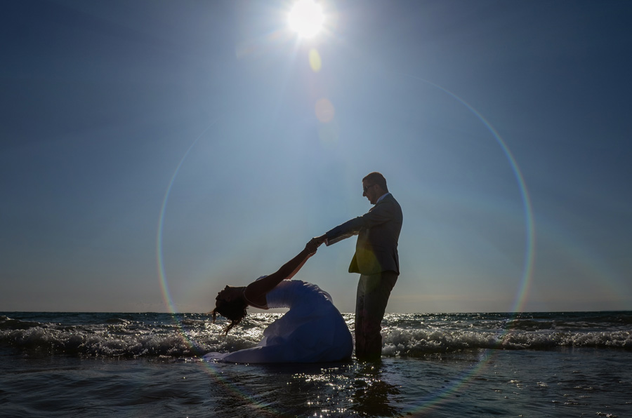 Photo trash the dress en Normandie, dans la manche au bord de la mer, image d'amoureux