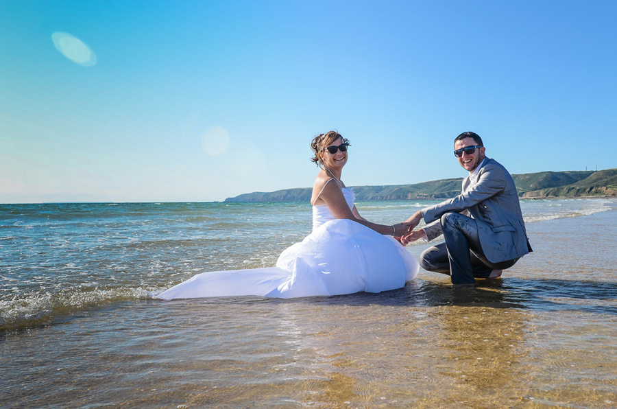 Photo trash the dress en Normandie, dans la manche au bord de la mer, image d'amoureux