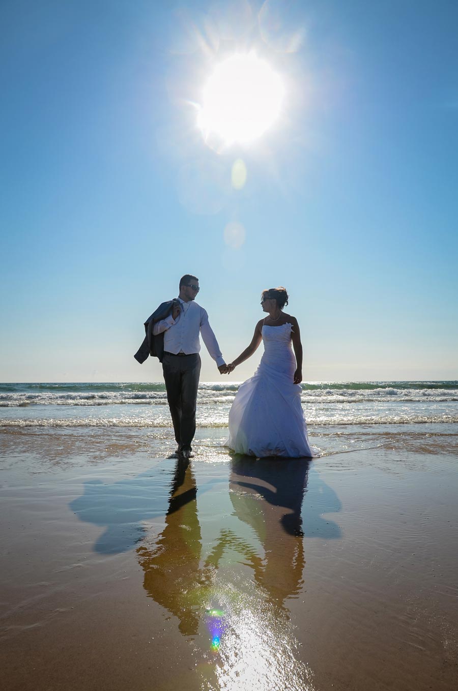 Photo trash the dress en Normandie, dans la manche au bord de la mer, image d'amoureux