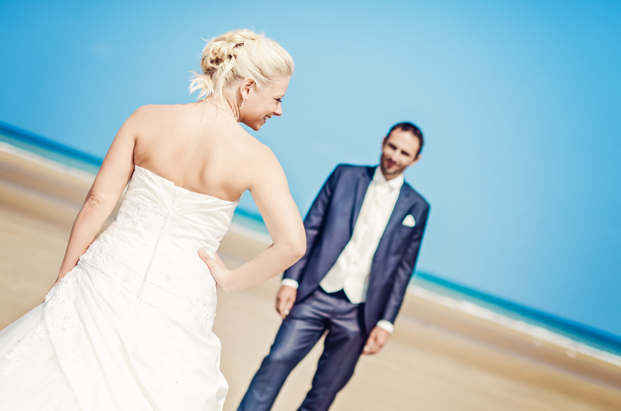 Séance photo après mariage de Fanny et Manu à Vierville sur mer dans la manche.