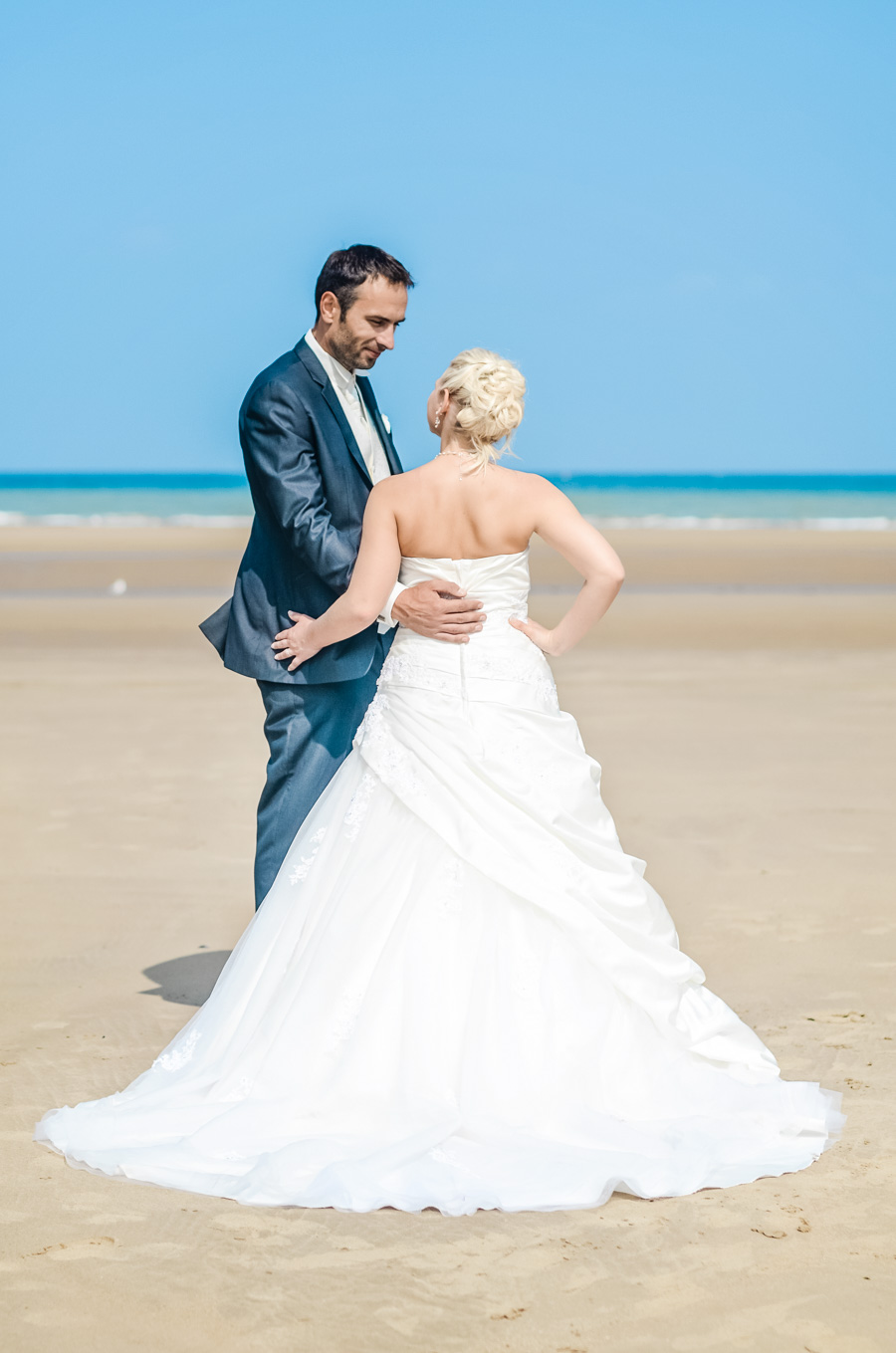 Séance photo après mariage de Fanny et Manu à Vierville sur mer dans la manche.