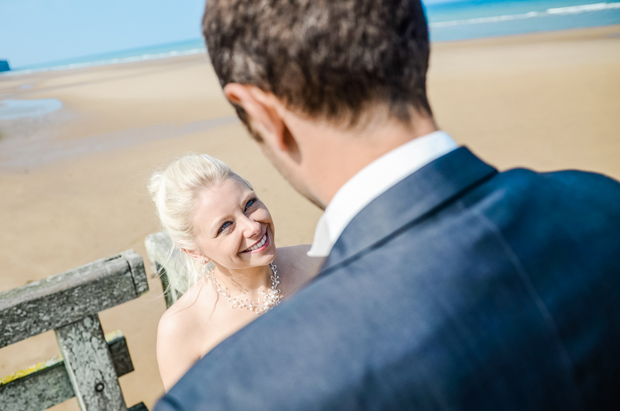 Séance photo après mariage de Fanny et Manu à Vierville sur mer dans la manche.