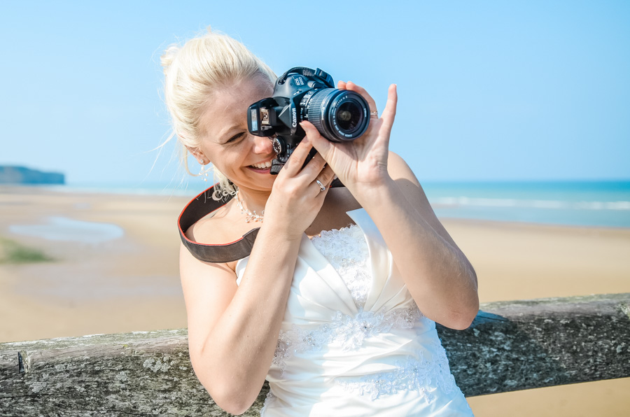 Séance photo après mariage de Fanny et Manu à Vierville sur mer dans la manche.