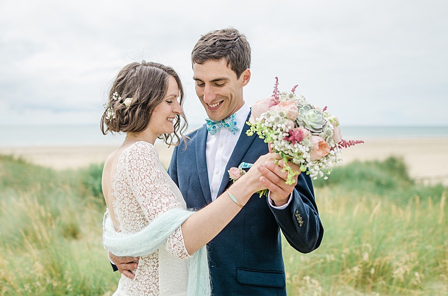 photo-de-mariage-au-chateau-de-surville-dans-la-manche-à-la-plage-avec-de-l'emotion-de-l'amour-chic-et-boheme-à-cherbourg-en-normandie